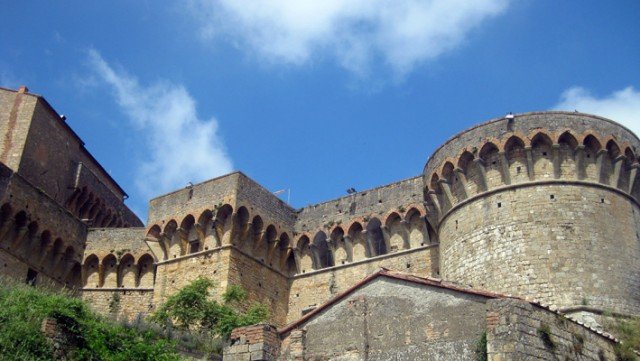 Крепостные стены тур Вольтерра